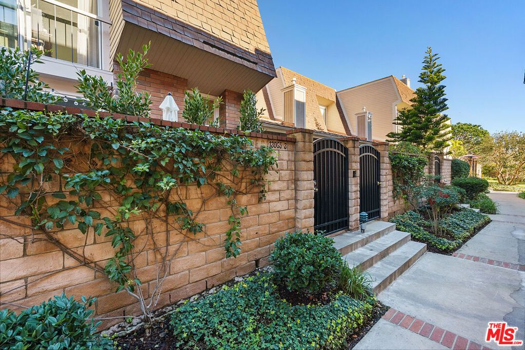 Photo of 13065 Mindanao Way #3, Marina Del Rey, CA 90292 (MLS # 25583433)