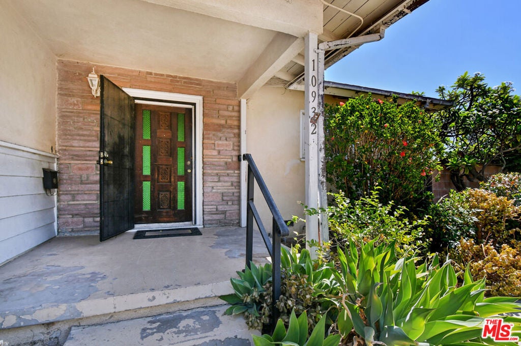 10932 Whitaker Avenue, Los Angeles CA 91344