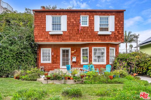 Photo of 713 S Broadway, Redondo Beach, CA 90277 (MLS # 25617063)