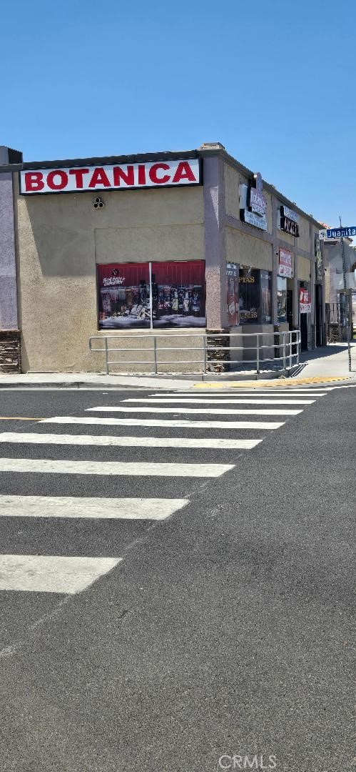 2 units available for rent in prime location on Florida ave in downtown Hemet, Across the street from BJ Sporting goods and The City of Hemet Building. Cross street is Juanita Street.
329 E. Florida is approximately  1100 sq feet
237 E. Florida is approximately 1400 Sq ft
Close to sopping and bus stop.
Tenant pays their own water and Electricity.
Each unit has its own Bathroom