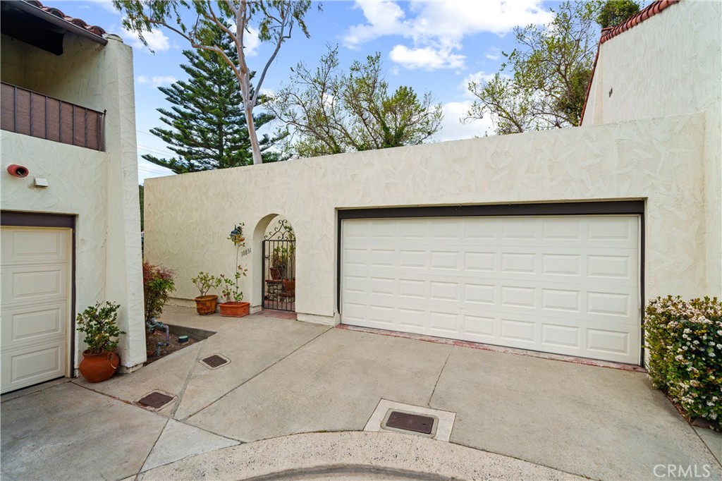 Welcome to 30831 Calle Chueca, a thoughtfully remodeled home in the peaceful and inviting Casitas Capistrano community. This home has been carefully updated, offering a fresh, modern living space with a warm and welcoming feel. With only one shared wall, you’ll enjoy a sense of privacy while still being part of a close-knit neighborhood.
The back patio is a quiet space, just steps away from JSerra Catholic High School, and within the Capistrano Unified School District. Plus, it’s only a short 5-minute drive to the newly renewed downtown San Juan Capistrano, where you can enjoy the blend of history, local shops, and dining.
This home offers a wonderful balance of family-friendly and pet-friendly living, making it a great fit for those looking to enjoy the laid-back charm of San Juan Capistrano.