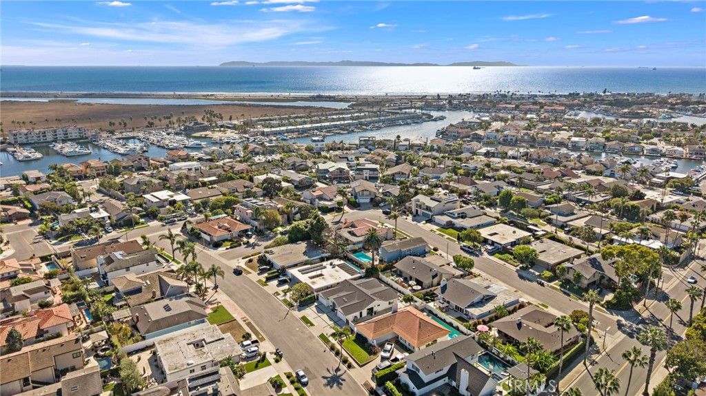 Photo of 16921 Bedford Ln, Huntington Beach, CA 92649 (MLS # OC25228550)