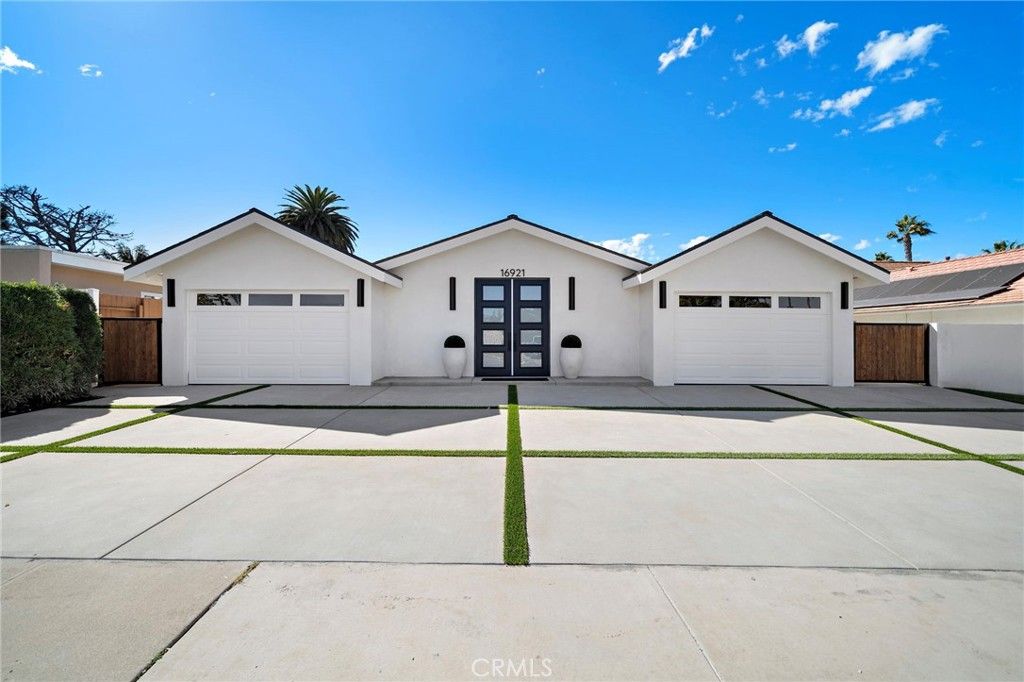 Photo of 16921 Bedford Ln, Huntington Beach, CA 92649 (MLS # OC25228550)