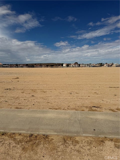 Photo of 11 Lakeview Drive, Helendale, CA 92342 (MLS # HD26195037)