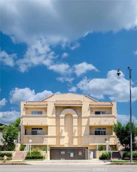 Photo of 13801 Oxnard st St #202, Van Nuys, CA 91401 (MLS # DW25221046) Photo of 13801 Oxnard st St #202, Van Nuys, CA 91401 (MLS # DW25221046)