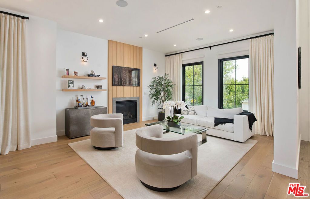 Photo of 4143 Davana Road, Sherman Oaks, CA 91423 (MLS # 25604345)