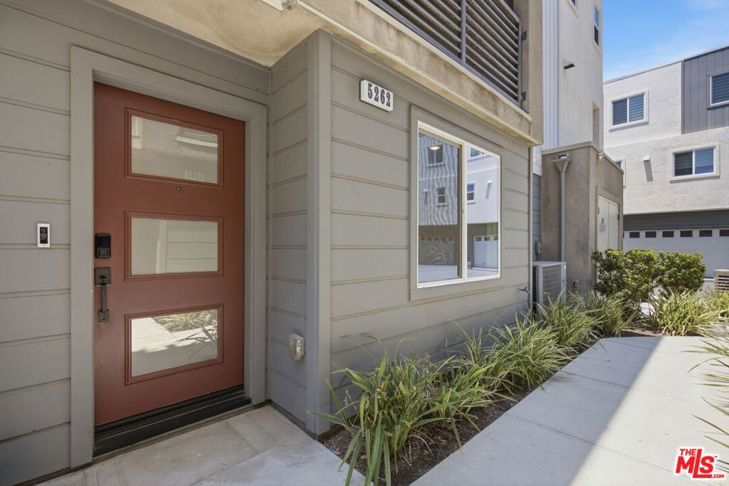 5262 N Rainier Way, Valley Village CA 91607
