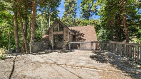 Photo of 582 Kuffel Canyon Road, Lake Arrowhead, CA 92352 (MLS # CV25238913)