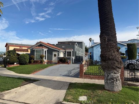 Photo of 3020 S Palm Grove Ave, Los Angeles, CA 90016 (MLS # SR26000761)