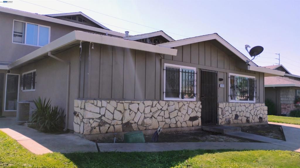 Photo of 428 Caribrook Way Way #1, Stockton, CA 95207 (MLS # 41128270)
