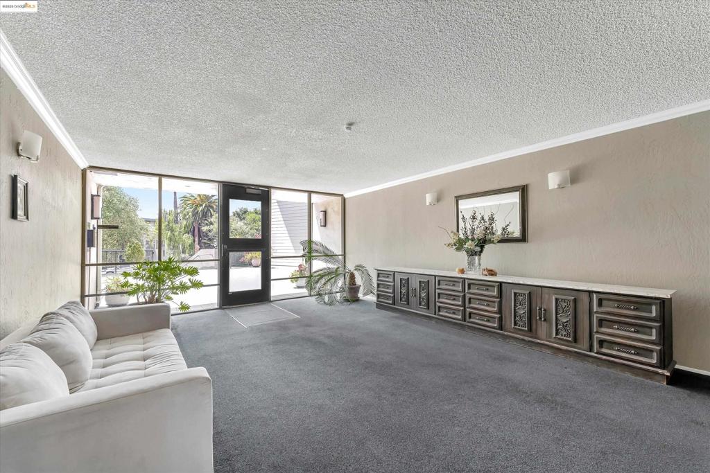 LAKESIDE - Residential