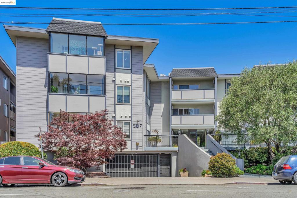 Spacious one-bedroom condo in a well-maintained, secure building with a designated parking spot in the desirable Grand Lake neighborhood of Oakland! This corner unit features a balcony perfect for relaxing. Ample cabinet space, a walk-in closet, and a pantry provide plenty of storage. The building offers a luxurious waiting area in the entrance. Enjoy the convenience of walking to Piedmont Avenue's shops and entertainment.