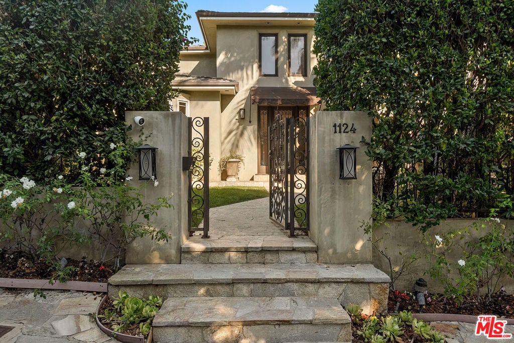 1124 Sierra Alta Way