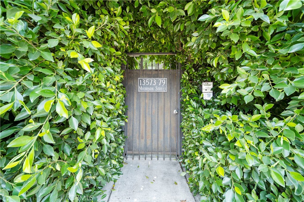 13573 Moorpark Street