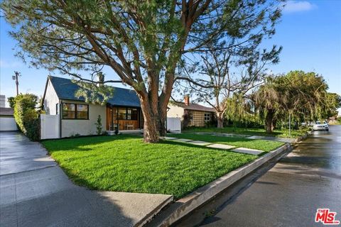 Photo of 5825 Columbus Avenue, Sherman Oaks, CA 91411 (MLS # 26654105)