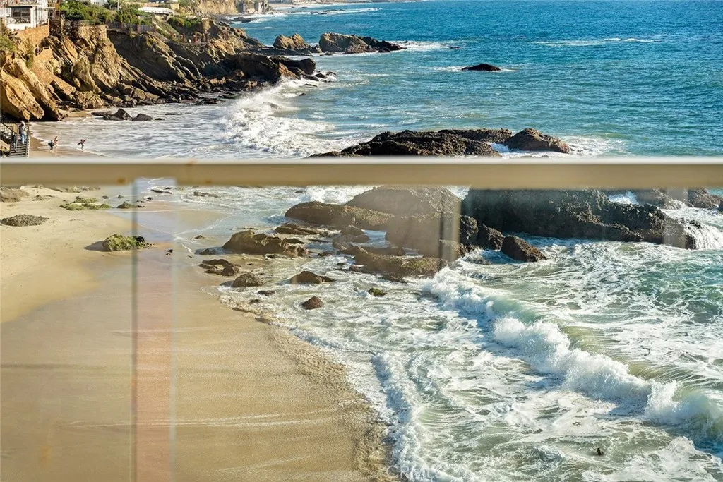 Laguna Beach, California 92651, United States, 4 Bedrooms Bedrooms, ,4 BathroomsBathrooms,Residential,Active,252452