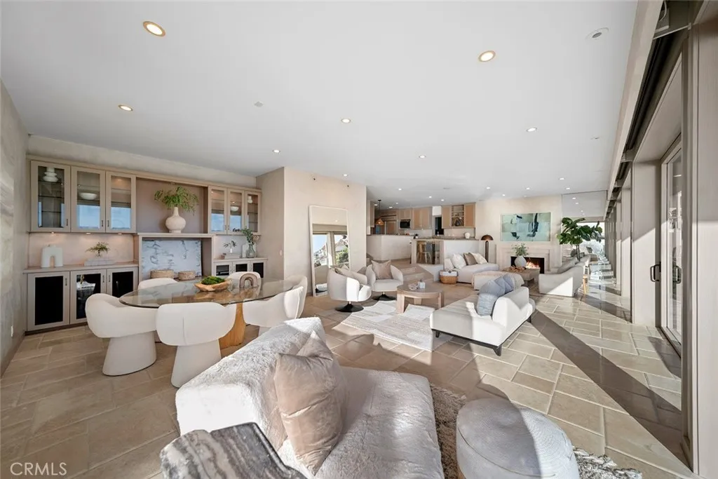 Laguna Beach, California 92651, United States, 4 Bedrooms Bedrooms, ,4 BathroomsBathrooms,Residential,Active,252452