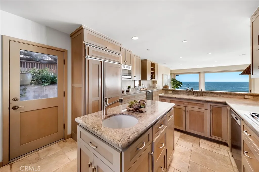 Laguna Beach, California 92651, United States, 4 Bedrooms Bedrooms, ,4 BathroomsBathrooms,Residential,Active,252452
