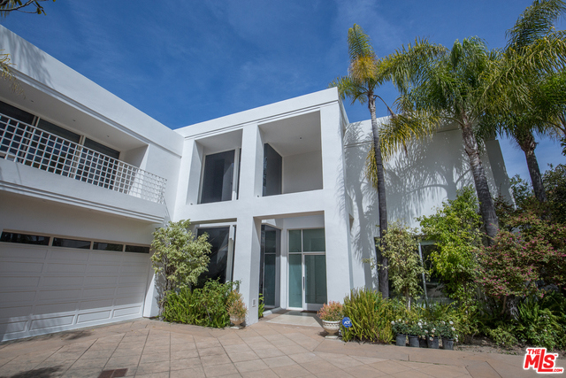This property is a contemporary masterpiece in exclusive Mulholland Estates in a prime cul de sac near community tennis court and recreation center. Spectacular panoramic views abound from this sophisticated architectural with unbelievable scale and ceiling heights. The home overlooks very private grounds as well as the Valley lights and the protected Santa Monica Mountain Conservatory. The astounding volume and scale, along with the great indoor/outdoor flow make this home perfect for large scale entertaining.