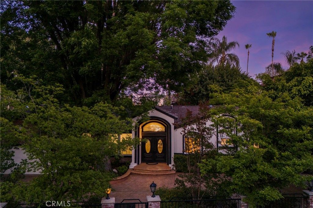 Photo of 4428 Saugus Avenue, Sherman Oaks, CA 91403 (MLS # BB26077477)