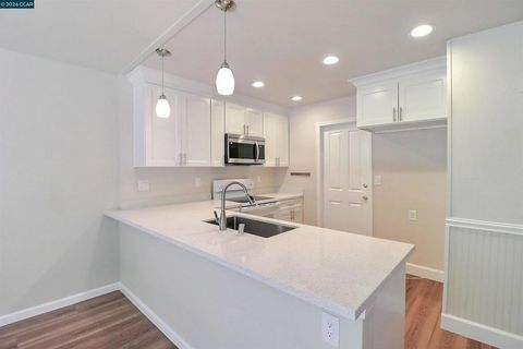 Photo of 126 Woodview Ct Ct, Martinez, CA 94553 (MLS # 41132932)
