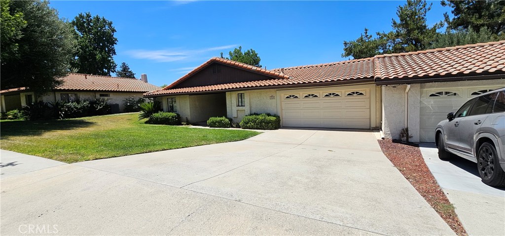 Welcome to 1438 Bella Vista Crescent, a charming 3-bedroom, 2-bath home located in the heart of South Redlands. Just around the corner from Redlands Community Hospital, this home offers a warm and cozy floor plan that feels inviting the moment you walk in. The family room features a sliding glass door that opens up to a beautifully maintained grassy lawn, creating a seamless indoor-outdoor flow that’s perfect for relaxing or entertaining.
This property is part of a well-kept community in a quiet, desirable neighborhood. Residents enjoy being within the Redlands Unified School District and having easy access to nearby shops, restaurants, parks, and medical facilities. The home will also feature brand-new carpet installed before move-in, providing a fresh and updated feel throughout.