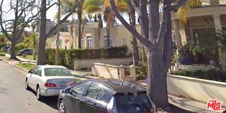 Clean studio with kitchenette available in Beverly Hills. Hardwood floors, recessed lighting and modern bathroom/shower. Light, bright and airy. Perfect for 1 person. About 450 sq ft. Semi furnished upon request. Gated and secured residence with Private entrance through side gate.