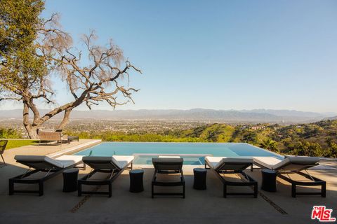 Photo of 13331 Mulholland Drive, Beverly Hills, CA 90210 (MLS # 26667363)