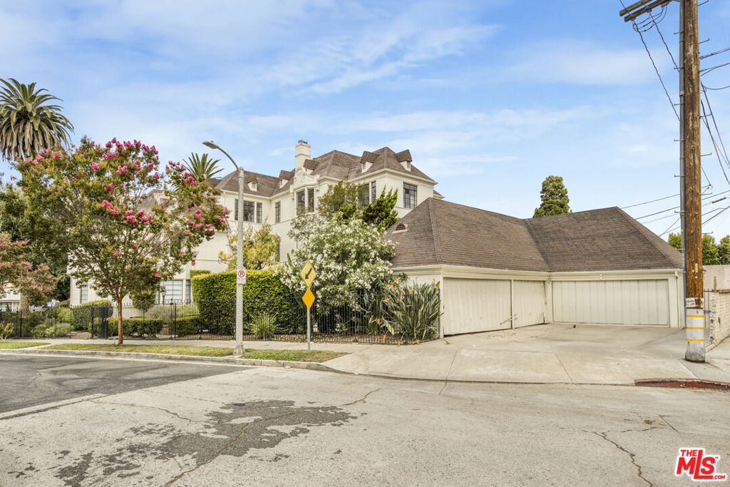 Properties 2 4327 Francis Avenue