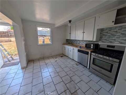 Photo of 1001 W Heald Ave, Lake Elsinore, CA 92530 (MLS # CV26079270)
