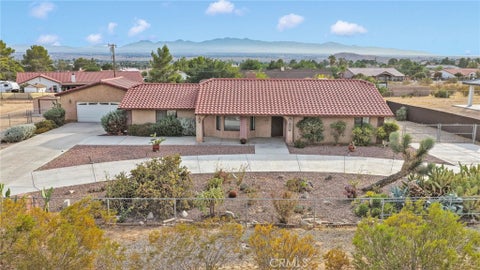Photo of 19025 Munsee RD, Apple Valley, CA 92307 (MLS # CV26178579)