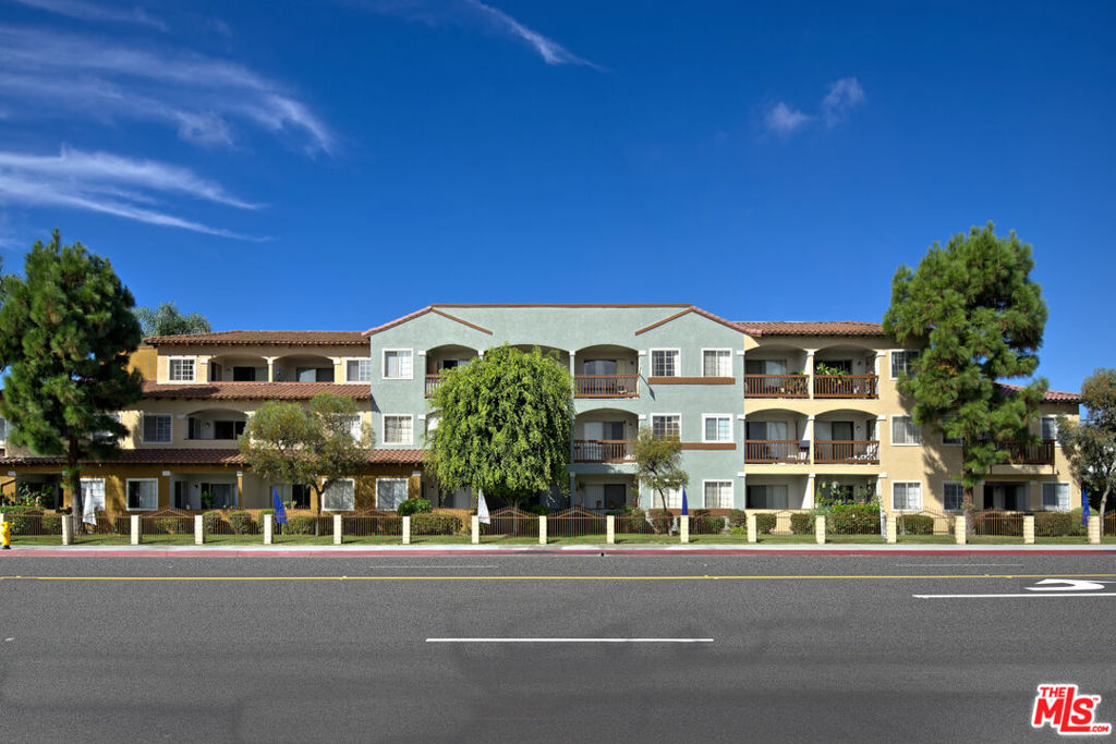Welcome to Huntington Breeze Where Coastal Living Meets Modern ComfortDiscover the perfect blend of style, convenience, and coastal charm at Huntington Breeze in beautiful Huntington Beach. Just minutes from the ocean, our newly renovated apartments feature upgraded cabinetry and sleek flooring that residents can't stop raving about.Stay active with top-notch amenities including:A state-of-the-art fitness centerQuiet, cozy librarySparkling swimming pool perfect for sunny daysLocated near the best shopping, dining, and entertainment, Huntington Breeze is designed for active seniors who want more from everyday living. Our dedicated on-site maintenance team ensures everything runs smoothly, while a warm, lively community makes it easy to feel right at home.Experience vibrant senior living by the beach make Huntington Breeze your next home.*