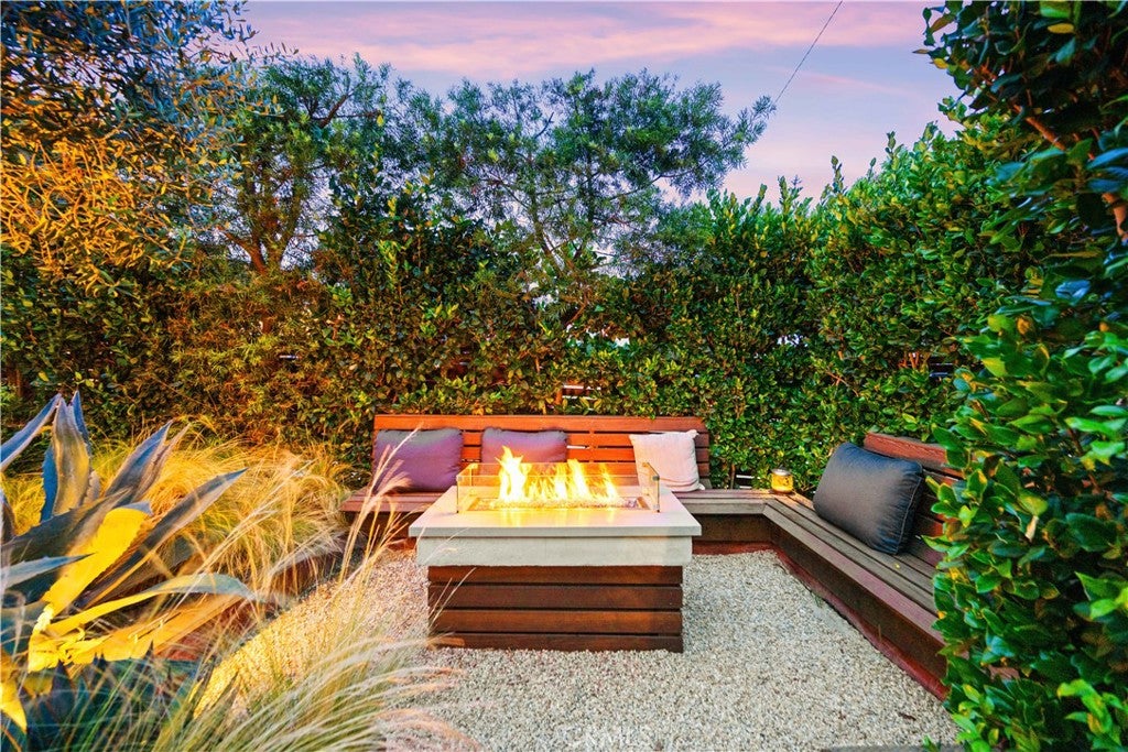 1121 S Eucalyptus