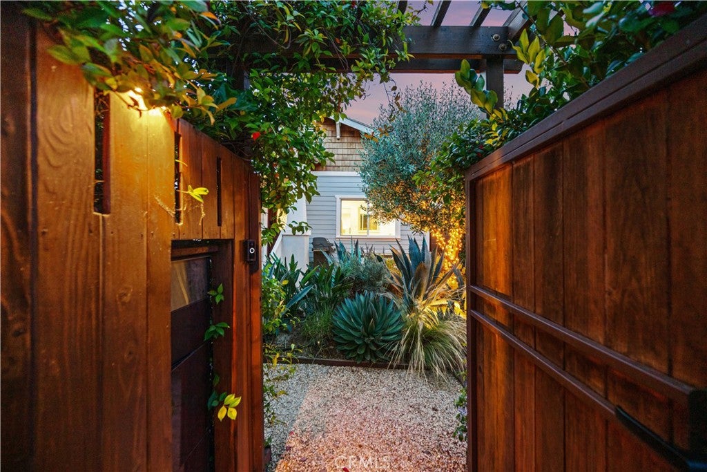 1121 S Eucalyptus