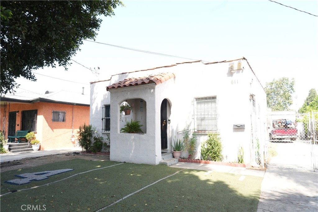 Photo of 611 W 91st St, Los Angeles, CA 90044 (MLS # PW26066484)