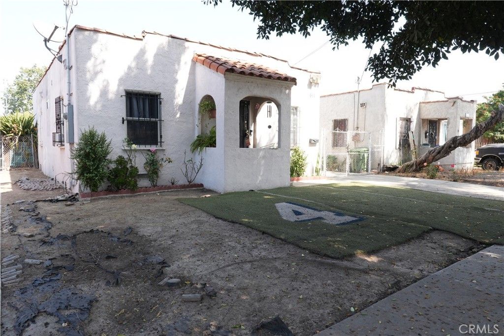 Photo of 611 W 91st St, Los Angeles, CA 90044 (MLS # PW26066484)