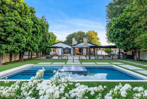 Photo of 22661 Calvert Street, Woodland Hills, CA 91367 (MLS # 226001952)