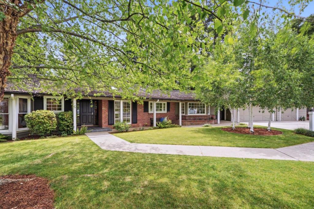 833 Dixon Way
