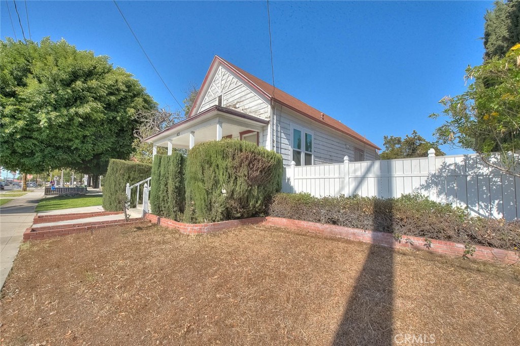 469 N Cypress