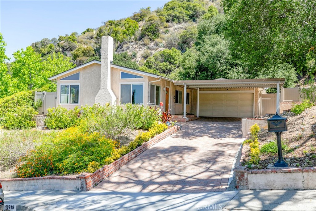 Nestled in the highly sought-after Seven Hills neighborhood of Tujunga, this well-maintained 3-bedroom, 2-bathroom home offers comfort, functionality, and a prime location. Situated in one of the best parts of the city, this property features a bright and spacious floor plan perfect for families or those looking to enjoy peaceful suburban living with easy city access.
The home includes a two-car garage with convenient in-garage laundry, plus an additional carport, providing ample parking and storage. The outdoor space offers great potential for entertaining, gardening, or relaxing in a quiet setting.
Don't miss this opportunity to own a charming home in one of Tujunga’s most desirable communities!