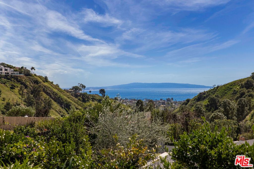 Photo of 1336 Bienveneda Avenue, Pacific Palisades, CA 90272 (MLS # 26999489)