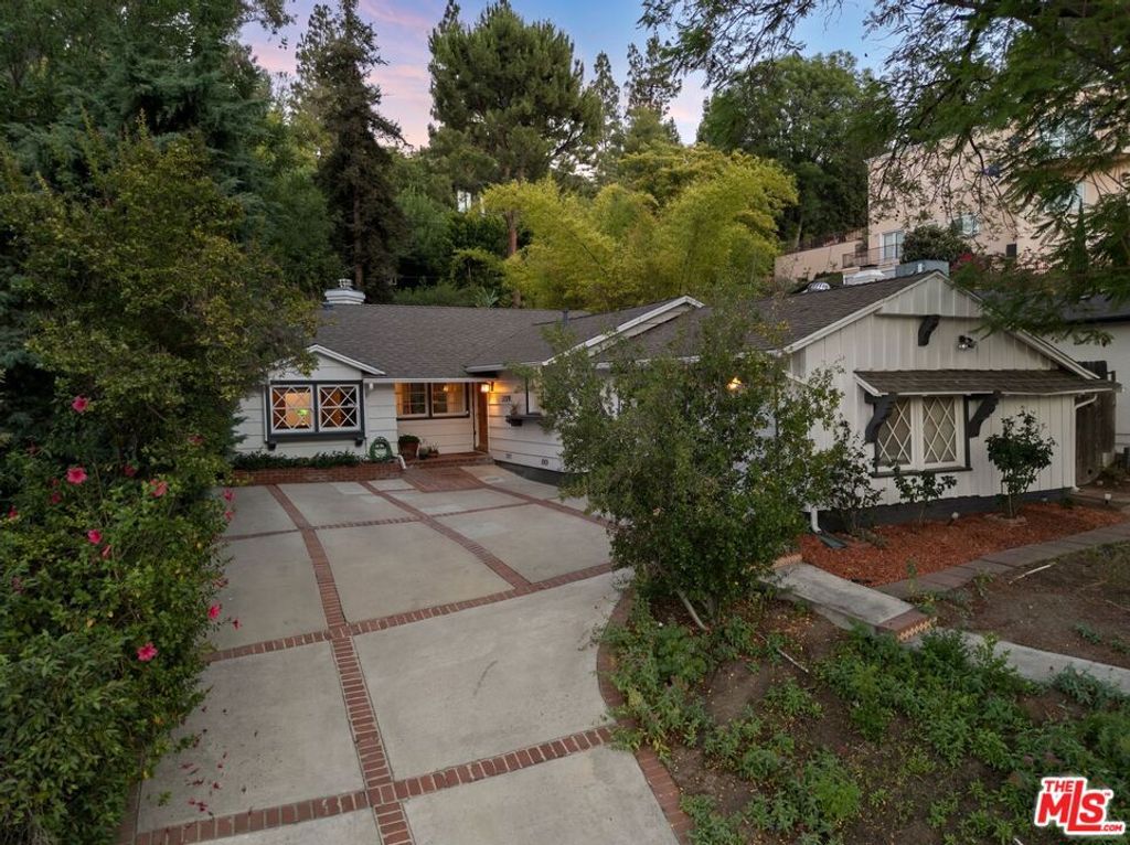 Photo of 22370 Macfarlane Drive, Woodland Hills, CA 91364 (MLS # 25580673)