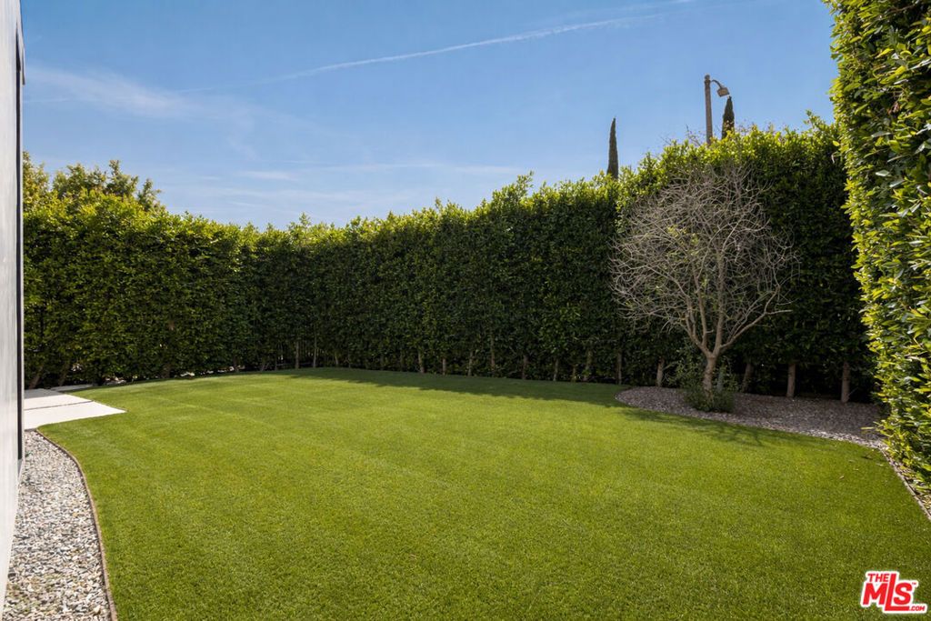 Photo of 952 N Laurel Avenue, Los Angeles, CA 90046 (MLS # 25629103)