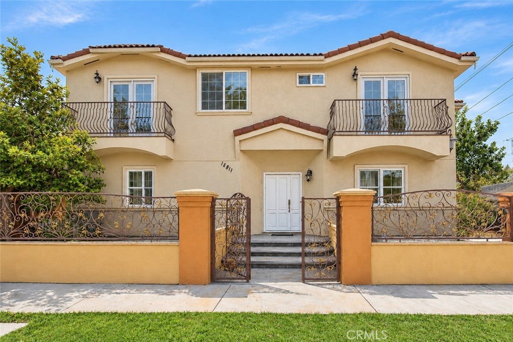 Photo of 18811 Topham ST, Tarzana, CA 91335 (MLS # SR26180801)