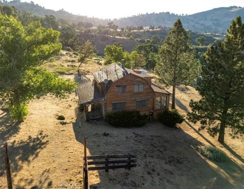 Photo of 7700 Digier Rd, Frazier Park, CA 93225 (MLS # SR26041325)