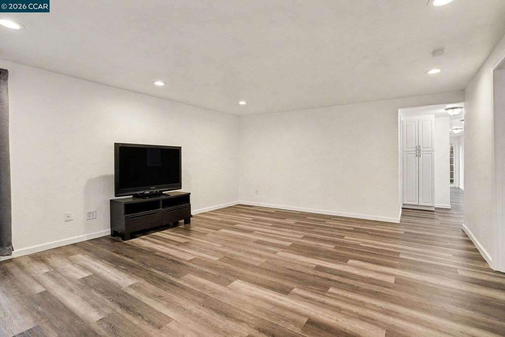 4041 Ellis Rd