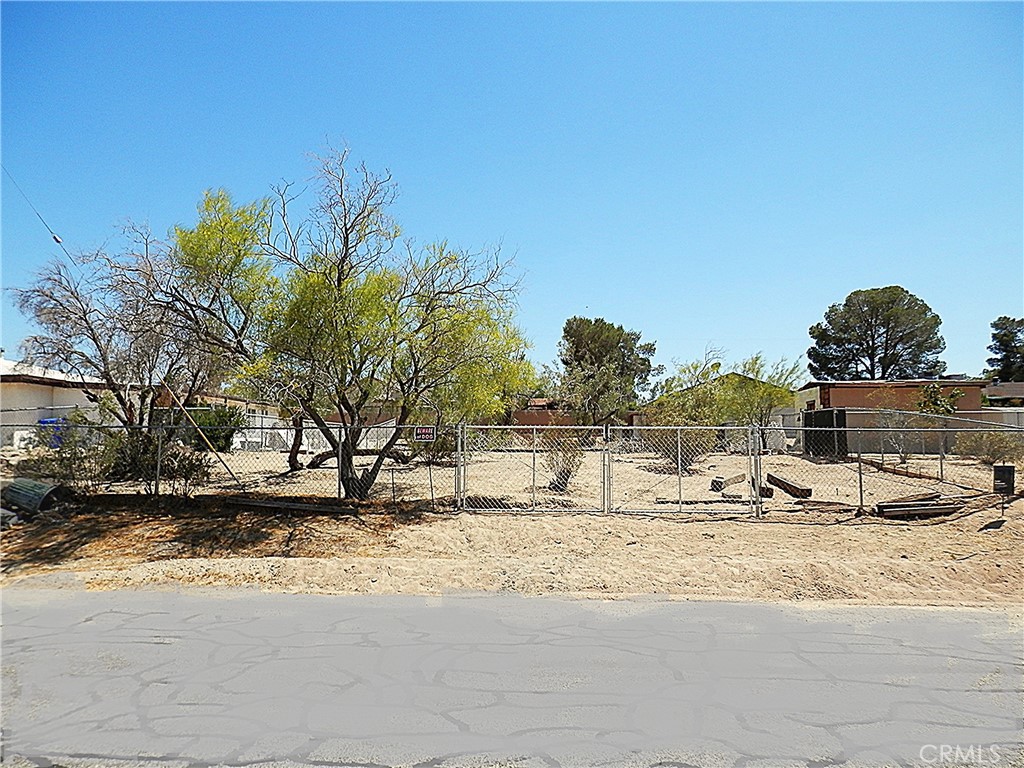 Opportunity to own a well-located infill Lot with excellent accessibility near the intersection of the I-15 and I-40 freeways. The property has paved road frontage and is surrounded by established, residential, retail, restaurants, and key local amenities. High-traffic area offers strong visibility—ideal for
future development or long-term investment. Don’t miss the chance to invest in Barstow’s growing landscape. Public water in street, electric pole at the front. Property is fenced and has a double gate at the front.
APN: 0427-132-37-0000 ;
GPS: 34.881687, -117.054588 ;
Size: 9,925 SF ;
Zoning: RS-1 ;