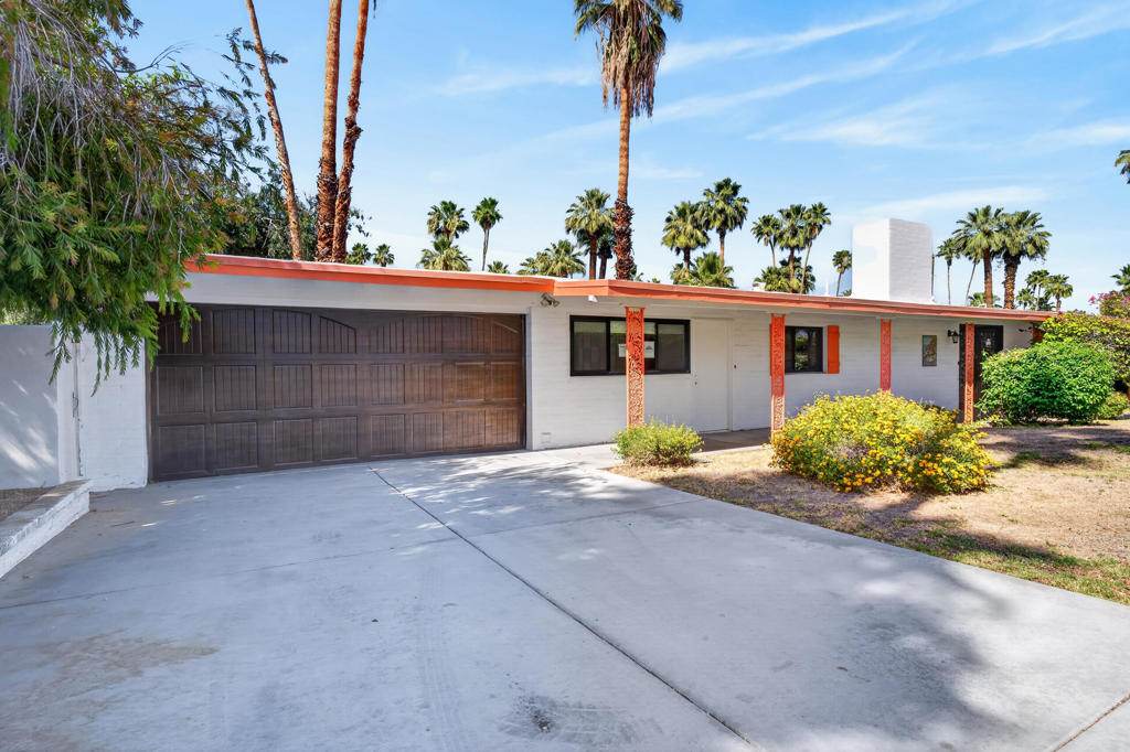 1450 E Mesquite Avenue