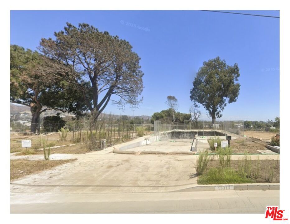 15313 De Pauw Street