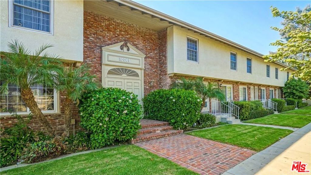 10065 De Soto Avenue